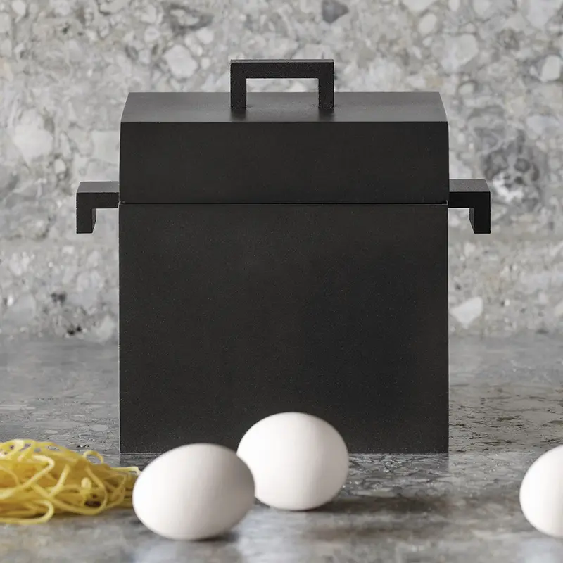 cubic-cocotte-la-cubica-black-alessi.webp
