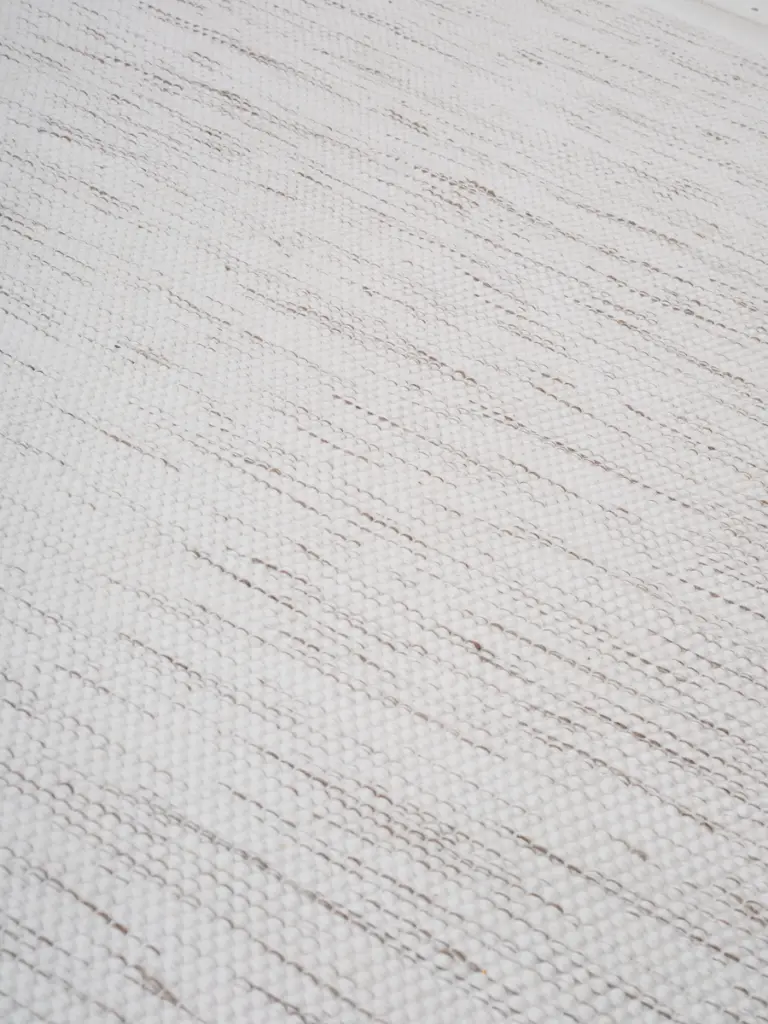 Adonic_Mist_off_white_CU.webp