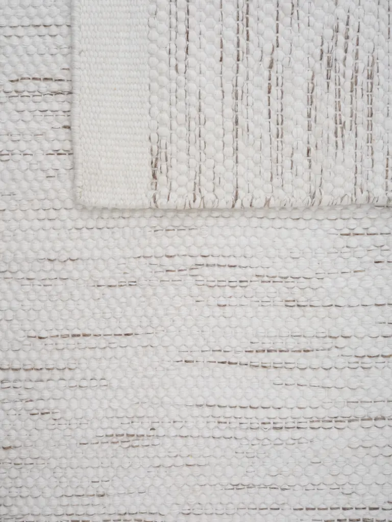 Adonic_Mist_off_white_CU (3).webp
