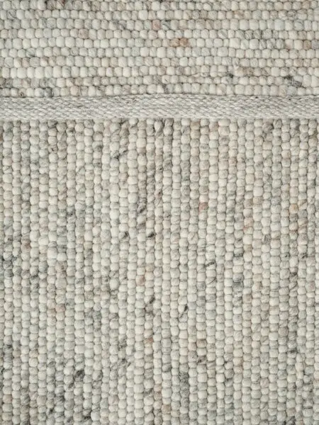 Agner_beige_closu_up.webp