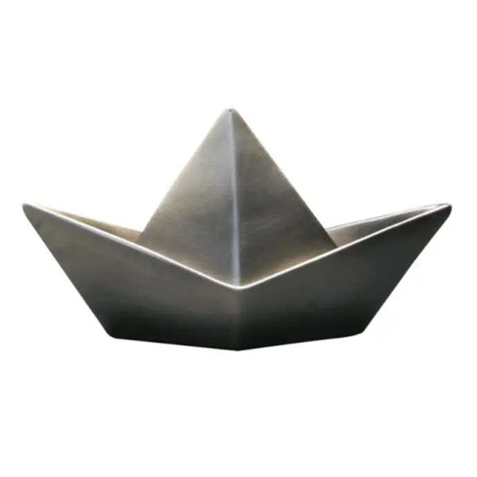 Barco grande negro dorado