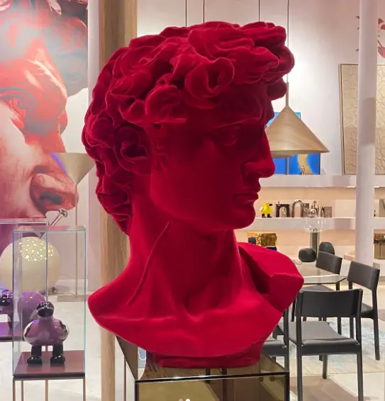 David escultura en terciopelo rojo