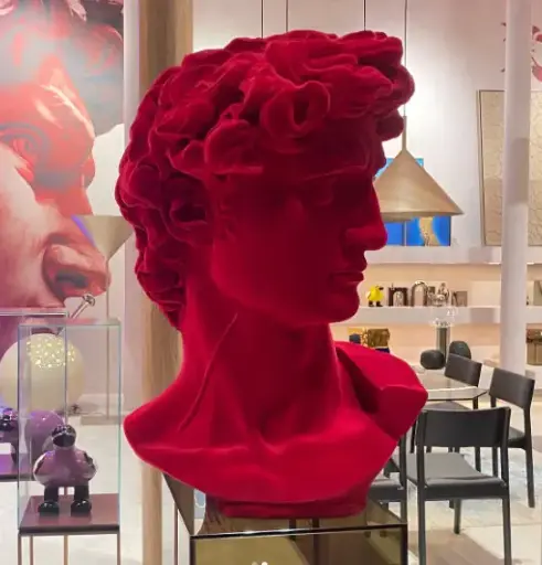 [R72/10 RU] David escultura en terciopelo rojo